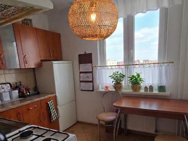 Do sprzedania słoneczne 2 pokoje z balkonem i widokiem na plac zabaw