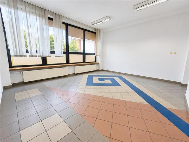 Słoneczny lokal biurowy 30 m² przy parkingu polecam