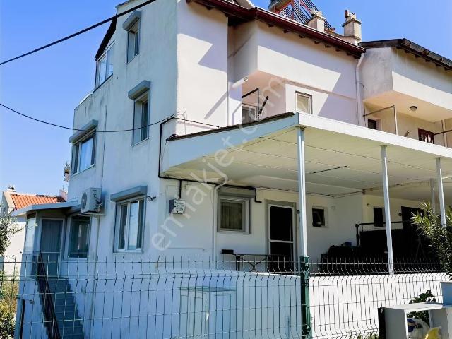 Sığacıkta Deniz Manzaralı Tripleks Bahçeli Villa