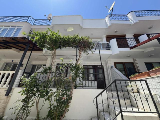 Sığacık'da Site İçerisinde Deniz Manzaralı Satılık Villa