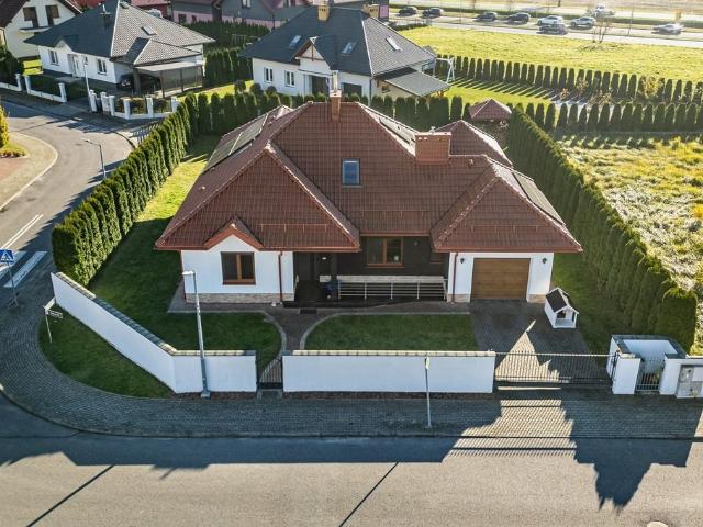 Dom 200 m² z tarasem i kominkiem gotowy do zamieszkania