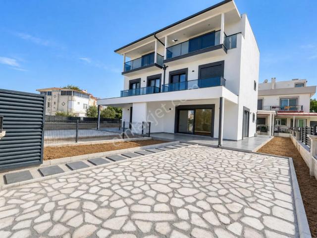 Sıfır Tripleks Villa | 240 M2 Bahce | Yerden Isitma | Kapali Otopark