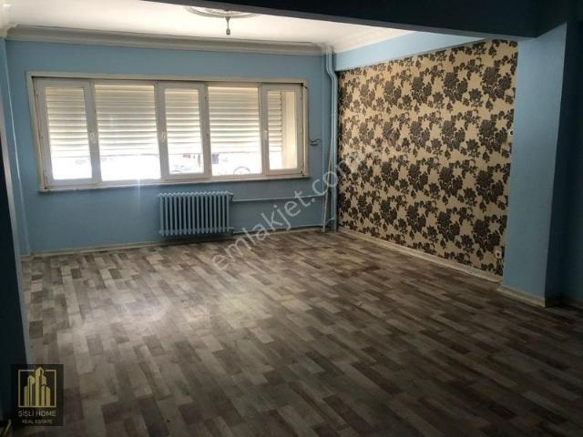 Sıracevizler Caddesinde Yuksek Giris 4+1 Daire