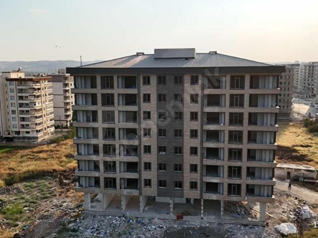 Sırrın karşıyaka,da ana cadde üzeri lüks 2+1 satılık daire
