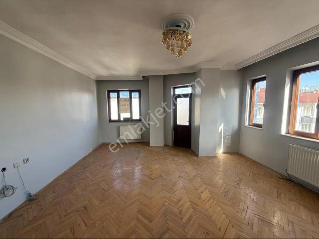 Sıtmapınarı Akıncı Lisesi Yanında Cadde Üzerinde 4. Kat 3+1 Asansörlü Kiralık Daire