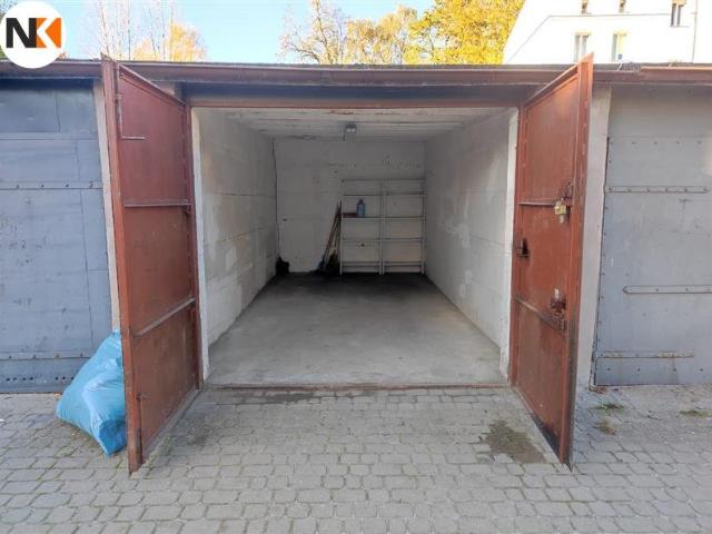 Garaż 18 m² w centrum Słupska, ocieplony, dwuskrzydłowa brama