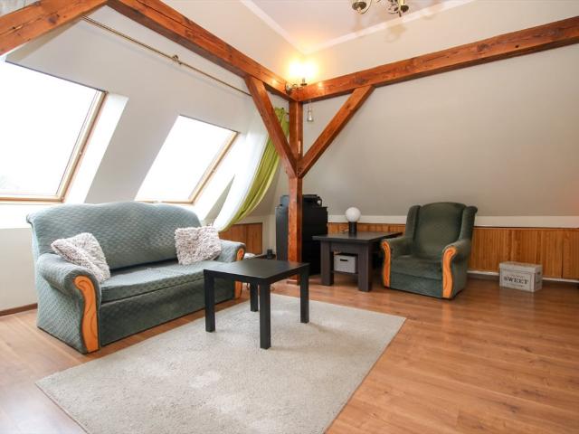 Zapraszam do mieszkania 52 m² z cegłą i belkami w Słupsku