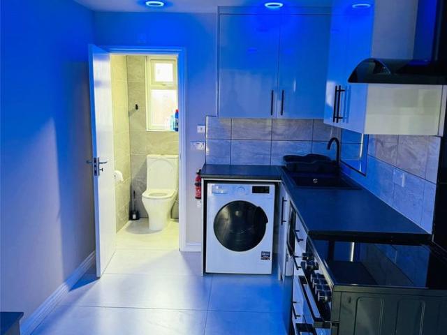 Scott Close, West Drayton UB7, 1 bed flat to rent, £1,050 pcm | PrimeLocation