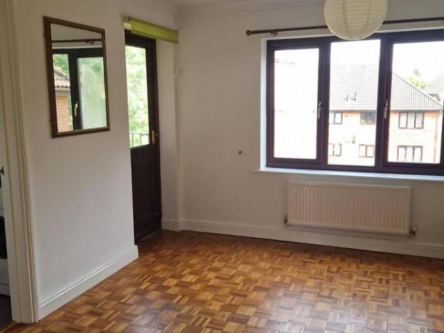 Scott Road nr1 2 bed flat to rent £975 pcm £225 pw