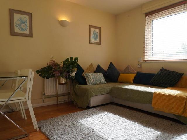 Scotts Court, Scotts Road, London 1 bed in a house share to rent £900 pcm £208 pw