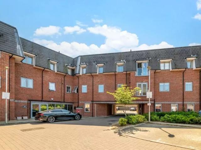 Scotts Road, Bromley BR1, 2 bed flat to rent, £1,800 pcm | PrimeLocation