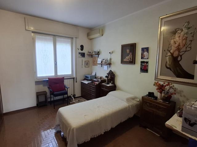Scopri il potenziale di questo spazioso appartamento con due. 95m² Bergamo