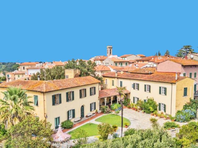 Scopri questa affascinante villa del 1800, situata nel cuore. 900m² Santa Maria a Monte