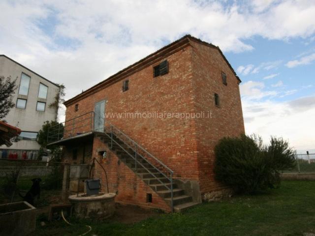 Scopri questo incantevole casale di mq 183 situato nella tra. 183m² Abbadia di montepulciano