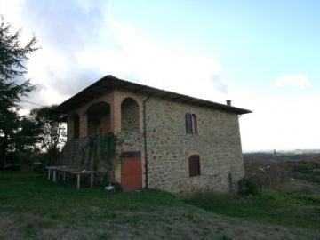 Scopri questo incantevole casale rustico di 232 mq situato n. 232m² Trequanda