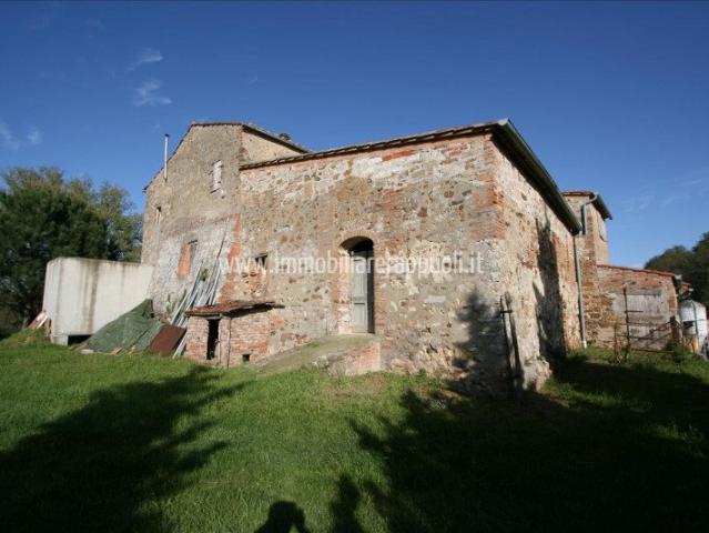 Scopri questo incantevole casale rustico, situato nel cuore. 500m² Trequanda