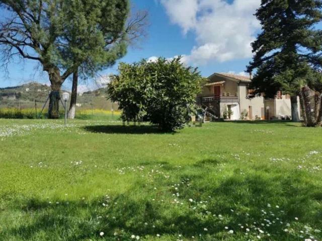 Scopri un casale di charme in vendita, una soluzione abitati. 240m² Magione