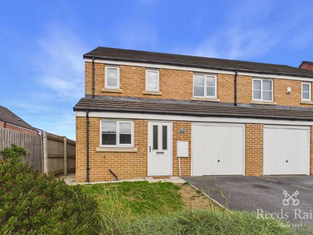 Scatcherd Drive, Leeds LS27 3 bed semi detached house to rent £1,400 pcm £323 pw