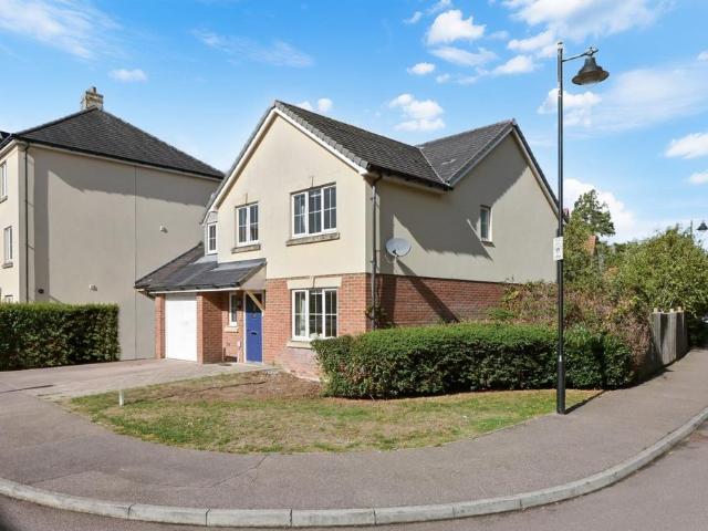 Scarborough Drive, Croxley Green. 5 bed detached house to rent £3,750 pcm £865 pw
