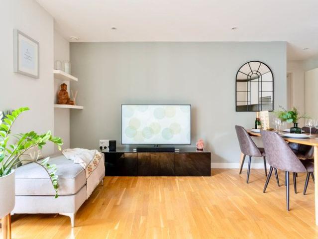 Scarlet Close