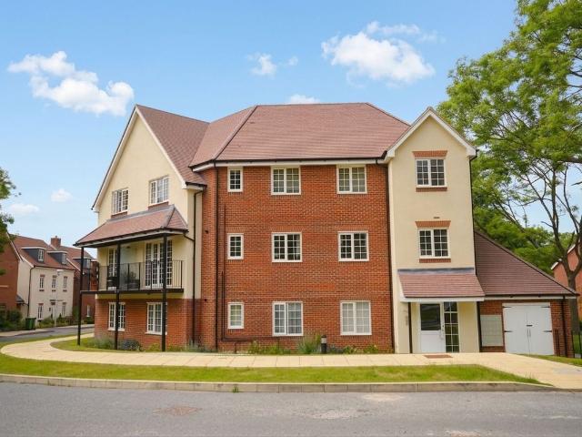 Scarlett Avenue, Wendover HP22, 2 bed flat to rent, £1,450 pcm | PrimeLocation
