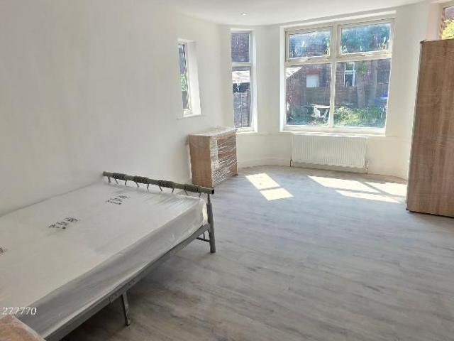 Scarsdale Road Bills Inc, Manchester M14, 5 bed shared accommodation to rent, £2,995 pcm | PrimeLocation