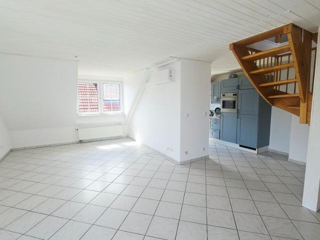 Schuch Immobilien – Charmante Maisonettewohnung mit sonnigem Balkon