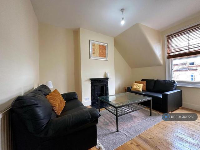 Schubert Road, London, SW15 2 bed flat to rent £2,600 pcm £600 pw