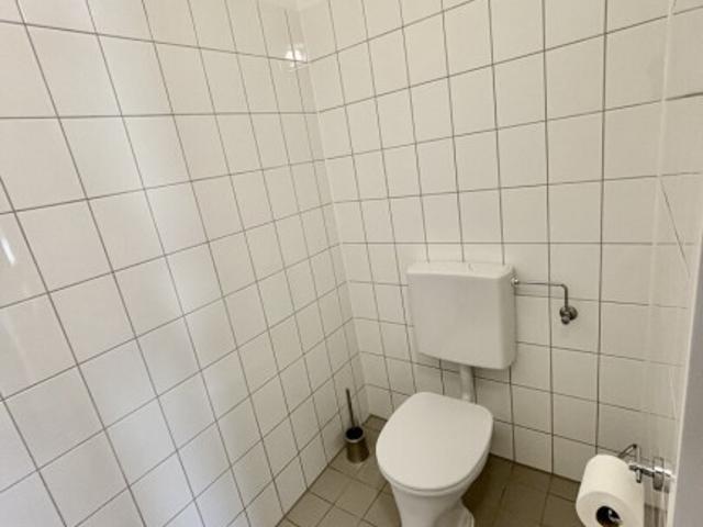 SCHULTZ IMMOBILIEN Moderne 3 Zimmer Wohnung mit Balkon und Parkplatz im Herzen von Laxenburg – Ihr neues Zuhause wartet!