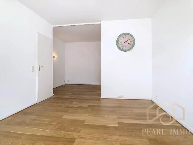 Schuman area EU HQ, large studio of +/ 40 m²