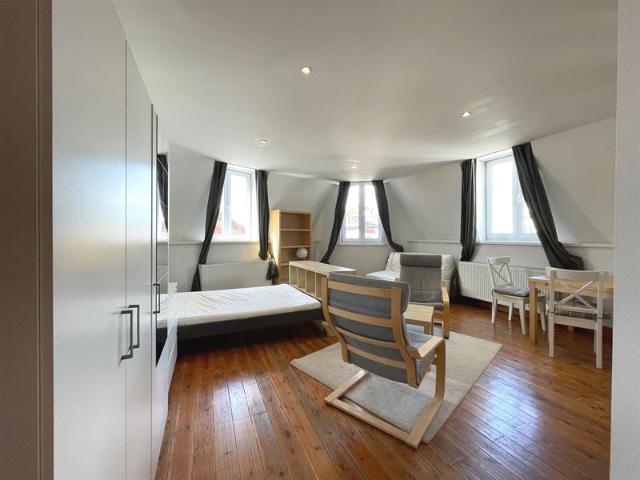 Schuman! Très Beau Studio Meublé à louer