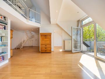 Schwabing – am Hohenzollernplatz: 4 Zimmer Maisonettewhg. im DG mit Balkon zum Innenhof, Lift & TG