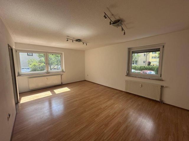 Schwaz: Leergeräumte 3 Zimmer Wohnung mit verglaster Loggia – startklar für Ihre Sanierung