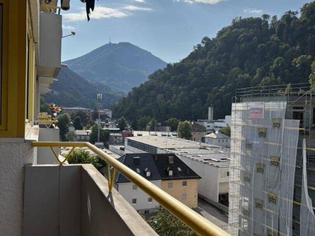 SCHALLMOOS: Sonnige 3,5 Zi Balkon Wohnung mit Grünblick und TG Platz, renovierungsbedürftig