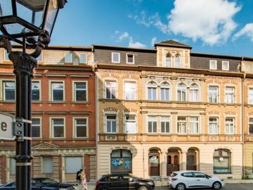 SCHAUFENSTER – ZWEI GROSSE RÄUME – BESUCHERPARKPLÄTZE VOR DER TÜR – AB SOFORT
