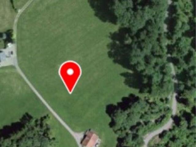 Scheune, Remise und Hühnerstall mit Wiese, Wald, Gewässer