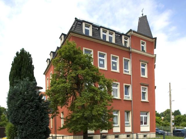 Schick sanierte, geräumige 2 Zimmer Wohnung mit separater Küche