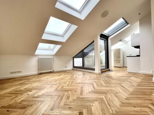 Schicke Dachgeschoss Wohnung im Denkmalobjekt