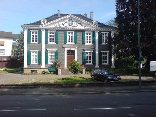 Schicke Dachgeschosswohnung klassizistischer Villa