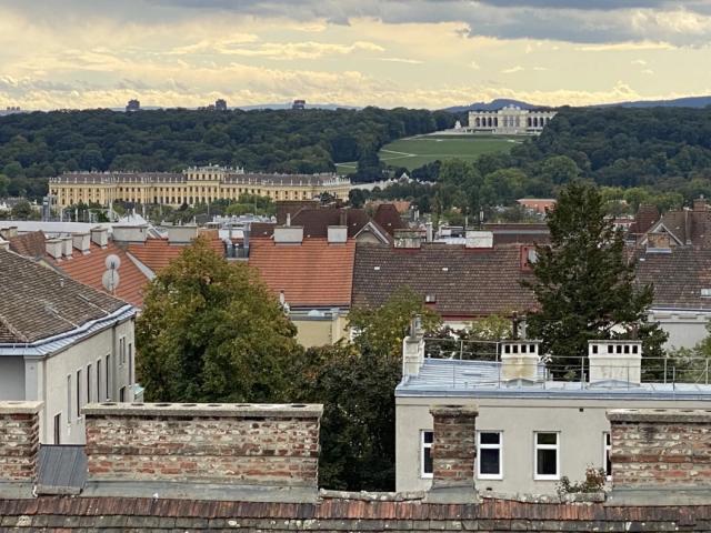 Schicke Dachmaisonette mit 2 großen Terrassen und traumhaftem Ausblick auf Schloss Schönbrunn!