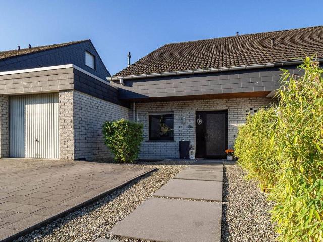 Schicke Doppelhaushälfte Einfamilienhaus mit gepflegtem Garten und Garage in Arnsberg Niedereimer!
