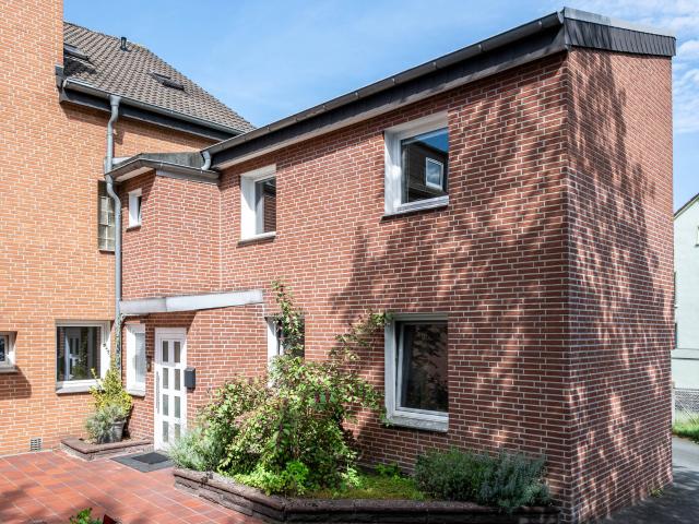Schicke Erdgeschosswohnung mit Einbauküche und PKW Stellplatz in Bielefeld Gadderbaum