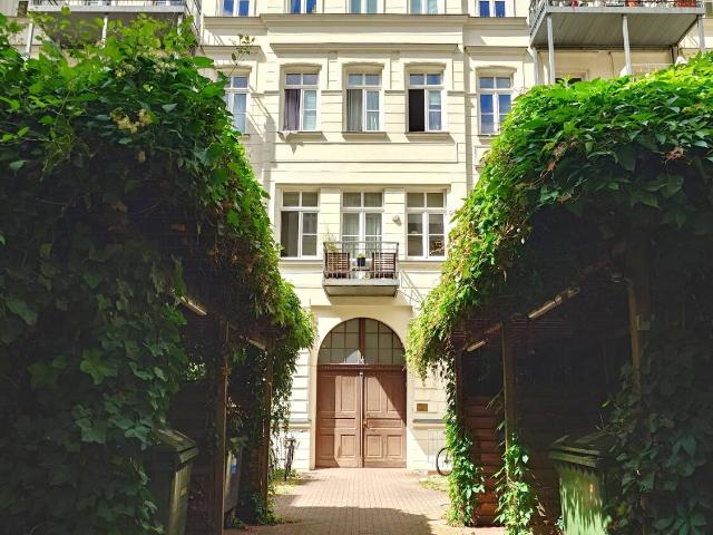 SCHICKE, HELLE 2 RWG IM HINTERHAUS MIT SÜD BALKON U. EBK IM HERZEN VON LEIPZIG