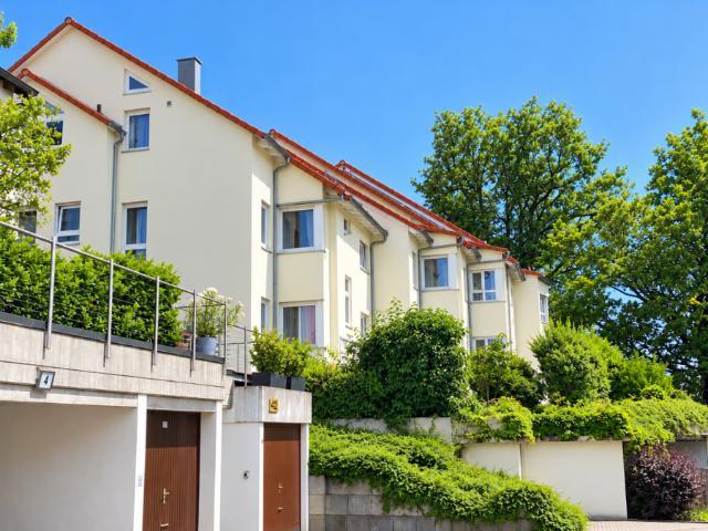Schicke, helle 3 1/2 Zimmerwohnung mit großem Balkon in ruhiger Halbhöhenlage