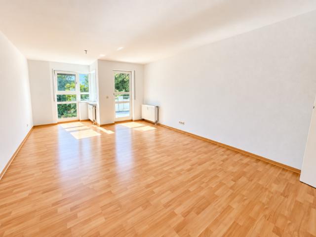 Schicke, helle 3 1/2 Zimmerwohnung mit großem Balkon in ruhiger Halbhöhenlage
