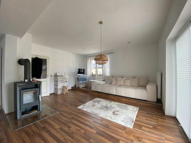 Schicke Stadtwohnung DG | Balkon | Kamin | Stellplatz | Einbauküche