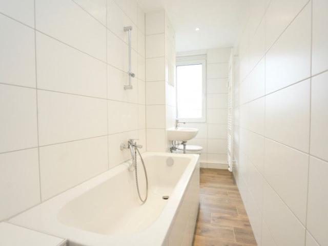 Schicke Wohnung / Ruhige Lage / Balkonverglasung