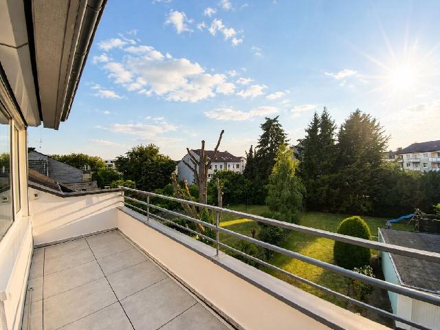 Schicke 2 Zimmer Dachgeschoßwohnung mit Balkon, Einbauküche und Garage im Hildener Norden