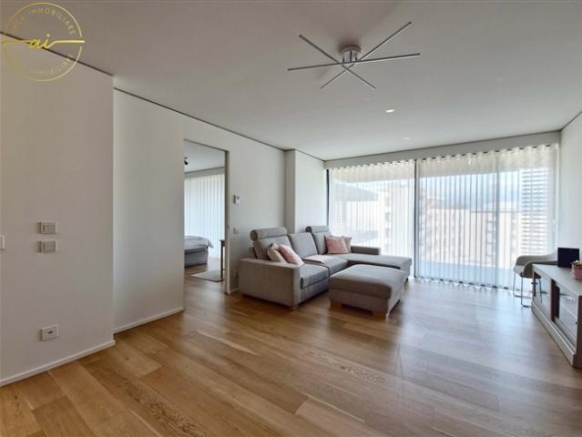 SCHICKE 3.5 ZIMMER WOHNUNG MIT TERRASSE UND SEEBEOBACHTUNG