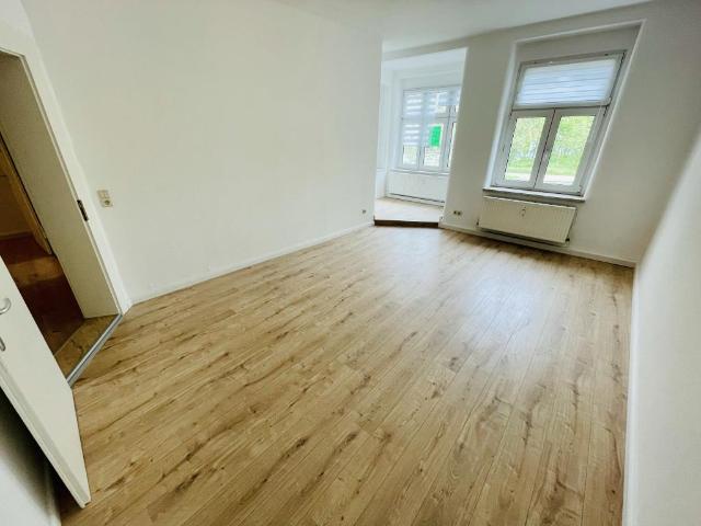 Schicke 3 R Whg. mit Balkon, Dusche & Einbauküche. Direkt am Hofwiesenpark